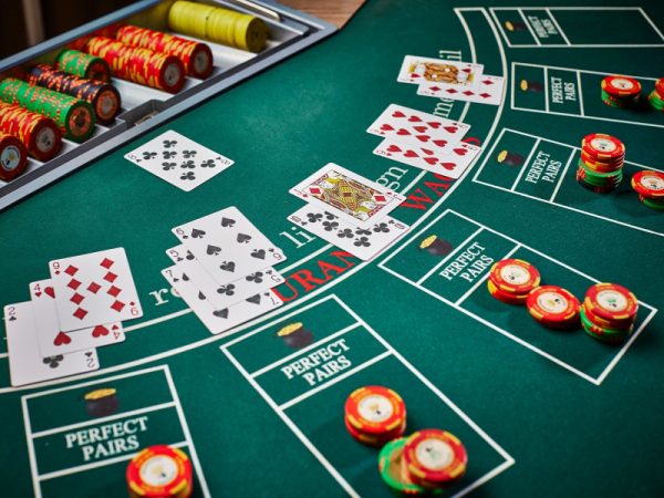 Which exciting features complement Bitcoin roulette gambling play?