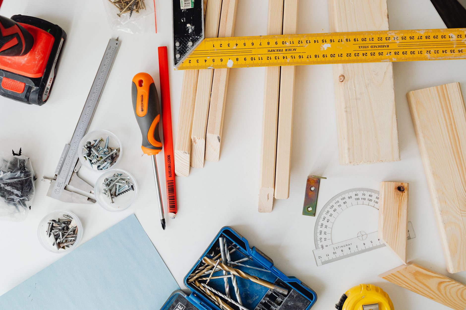Top view of carpentry tools and wooden planks neatly arranged for a project. — All about maintaining a Kitchen worktop wrap
