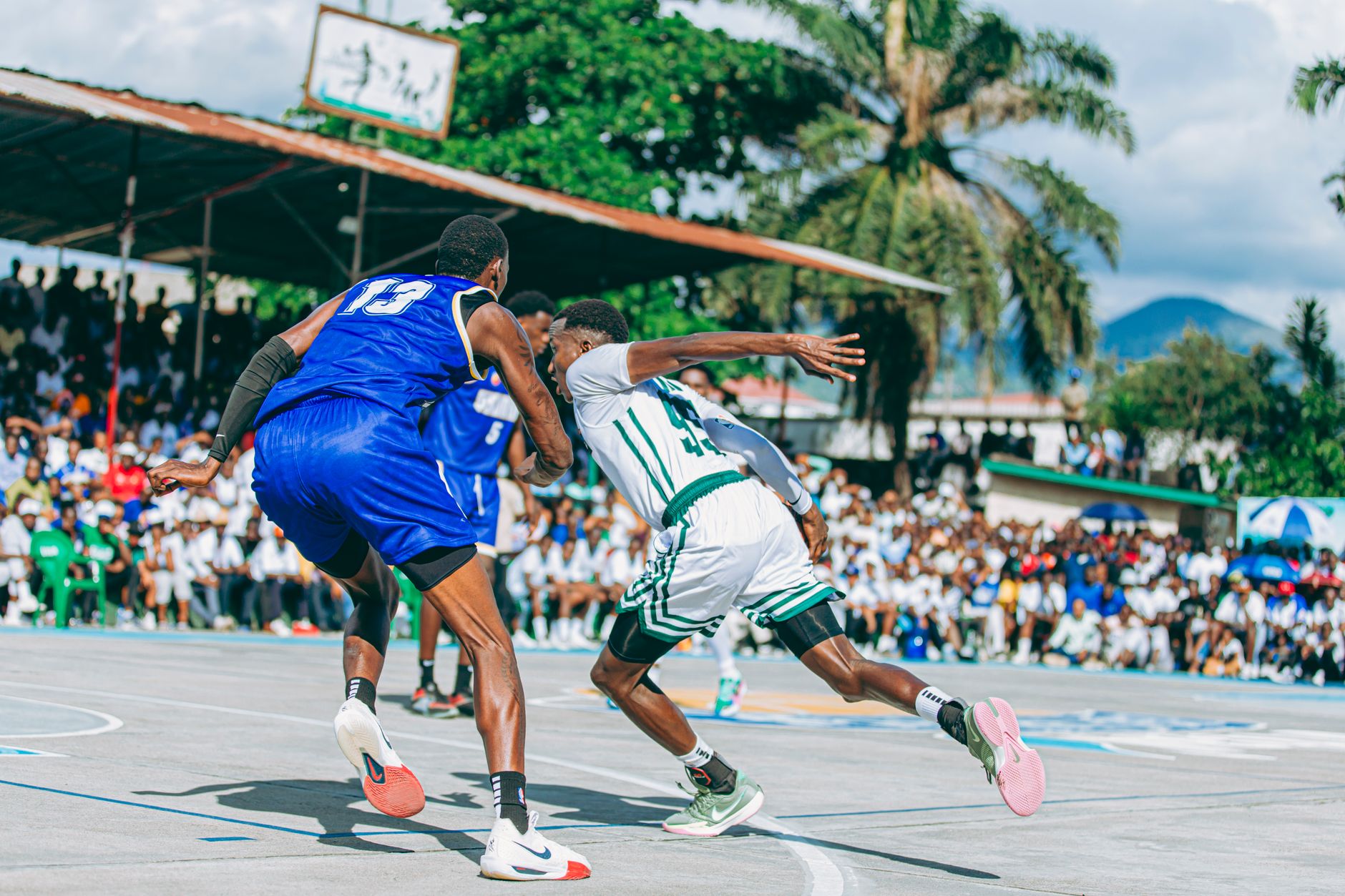 Players compete in an exciting outdoor basketball game with a lively crowd watching. — Decoding Sports Betting Broadcasts: Es