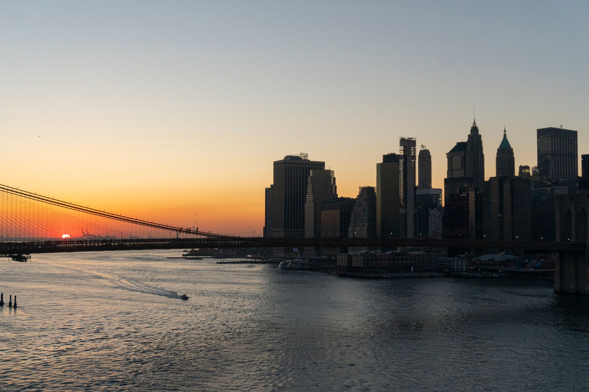 Stunning view of Brooklyn Bridge and Manhattan skyline captured during sunset over the New York City waterfront. — Im